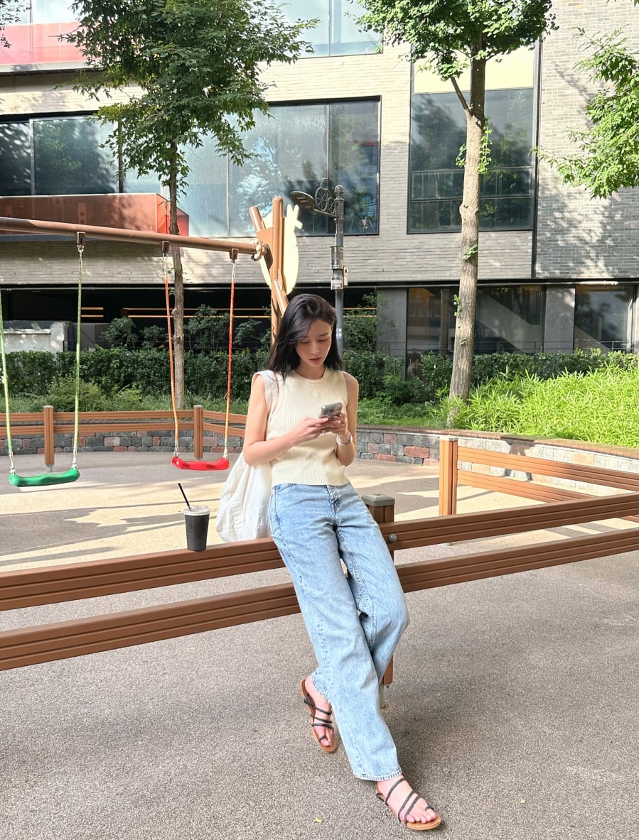 Chọn áo tank top trắng là cách cô tạo cảm giác tinh tế mà vẫn năng động. 