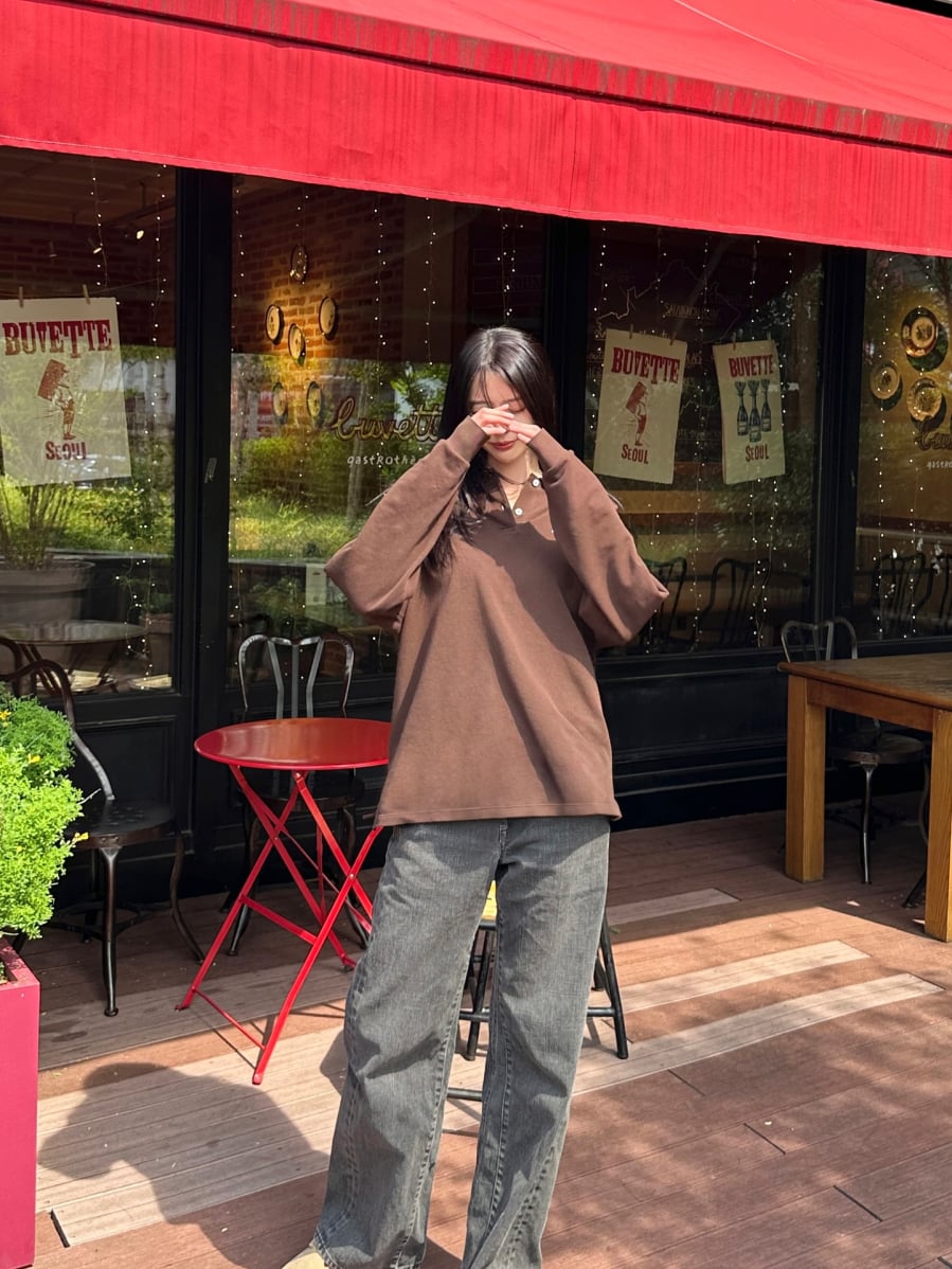 Nếu muốn một outfit nhanh gọn cho ngày bận rộn, bộ đôi áo thun nâu và quần denim đen là lựa chọn lý tưởng.