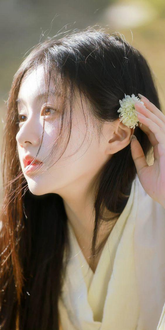 Sự kết hợp giữa cà chua và sữa chua mang đến hỗn hợp giàu vitamin A, C và acid lactic giúp làm sáng da và mờ vết thâm. 