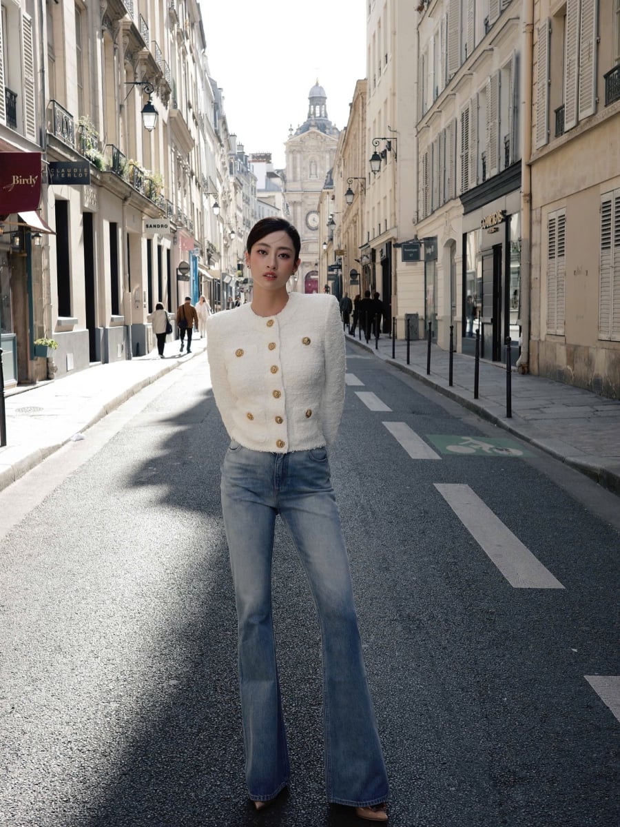 Đây là kiểu quần lý tưởng cho những ai muốn vừa thể hiện phong cách cổ điển vừa giữ nét nữ tính hiện đại.