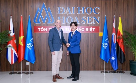 Đại diện Tập đoàn Giáo dục Thụy Sĩ và Giám đốc chương trình Hoa Sen Elite trong buổi tham quan, làm việc và gặp gỡ tại HSU.