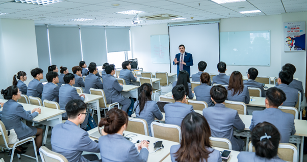 Sinh viên Elite thể hiện phong thái chuyên nghiệp trong buổi giao lưu cùng TS Jorge Arnanz Arroyo - Hiệu trưởng trường César Ritz Colleges.