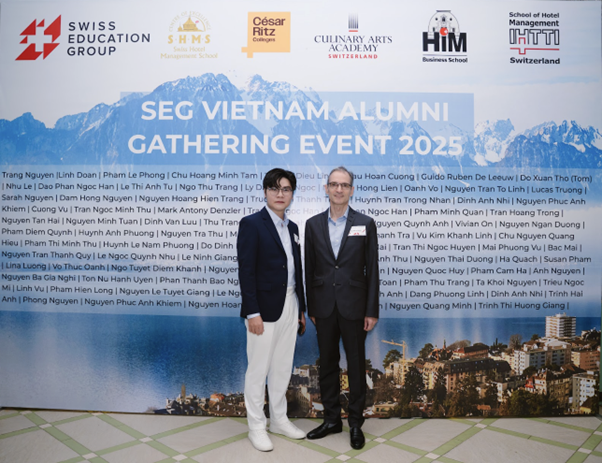 Giám đốc Chương trình Hoa Sen Elite (bên trái) cùng đại diện Tổng Lãnh sự quán Thụy Sĩ.