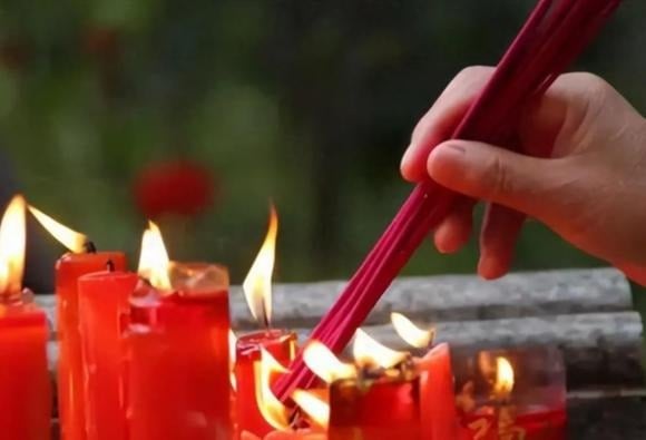 Vào mỗi ngày rằm, các gia đình thường chuẩn bị hương hoa, mâm lễ để cúng thần linh và tổ tiên, mong cầu một tháng mới bình an, hanh thông.