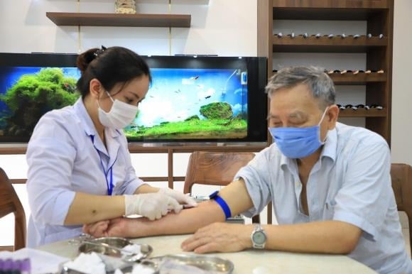 Các chuyên gia khuyên người tiểu đường nên duy trì bữa sáng “đủ – đúng – ấm”, tránh các thực phẩm khiến đường huyết dao động mạnh và ưu tiên những món no lâu, tốt cho dạ dày trong thời tiết lạnh.    