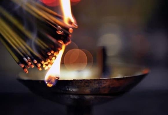 Nếu bận rộn vào đúng ngày rằm, gia chủ có thể cúng sớm vào ngày 14 âm lịch (thứ Tư, 3/12/2025), với các giờ tốt:    