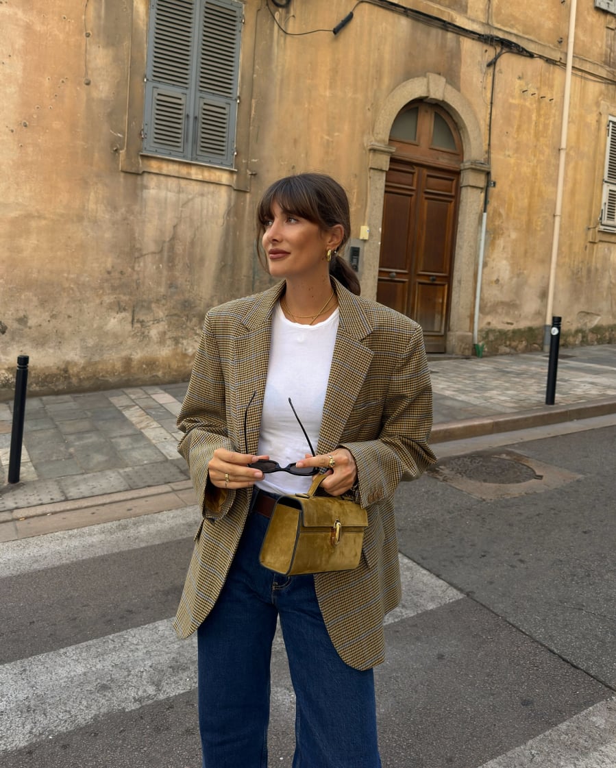 Điều khiến blazer được yêu thích không nằm ở giá trị của chiếc áo mà ở khả năng nâng tầm toàn bộ set đồ theo cách rất tự nhiên.