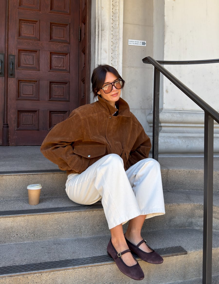 Chất liệu da có độ bóng nhẹ giúp tăng chiều sâu cho bộ trang phục, đồng thời tạo hiệu ứng thời trang rất nổi bật