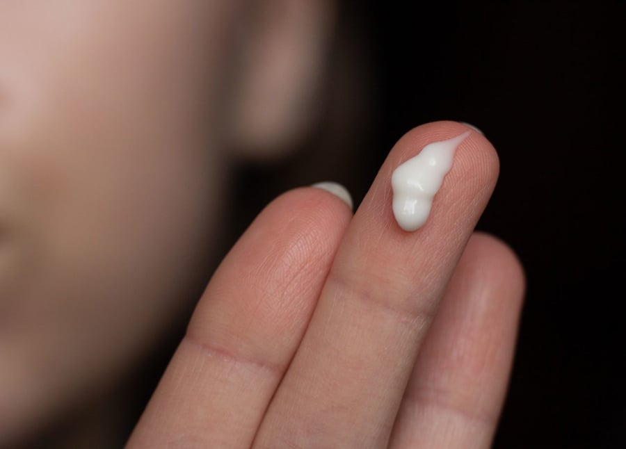 Việc thoa kem mỗi ngày, bất kể mùa hè hay mùa đông, vừa bảo vệ da khỏi lão hóa sớm, vừa giảm nguy cơ ung thư da 