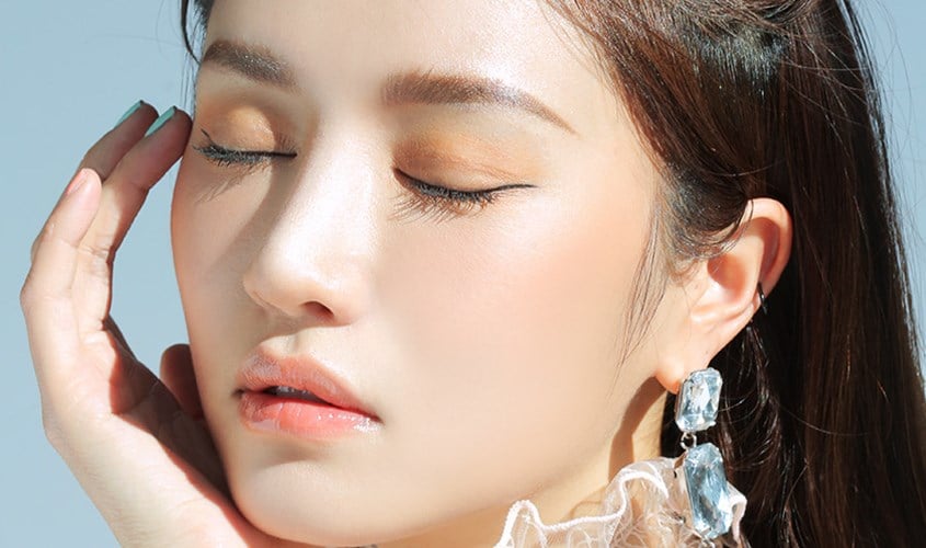 Vitamin C thúc đẩy sản xuất collagen, thành phần giúp da săn chắc và mịn màng, đồng thời hỗ trợ giảm các đốm nâu và làm sáng màu da.