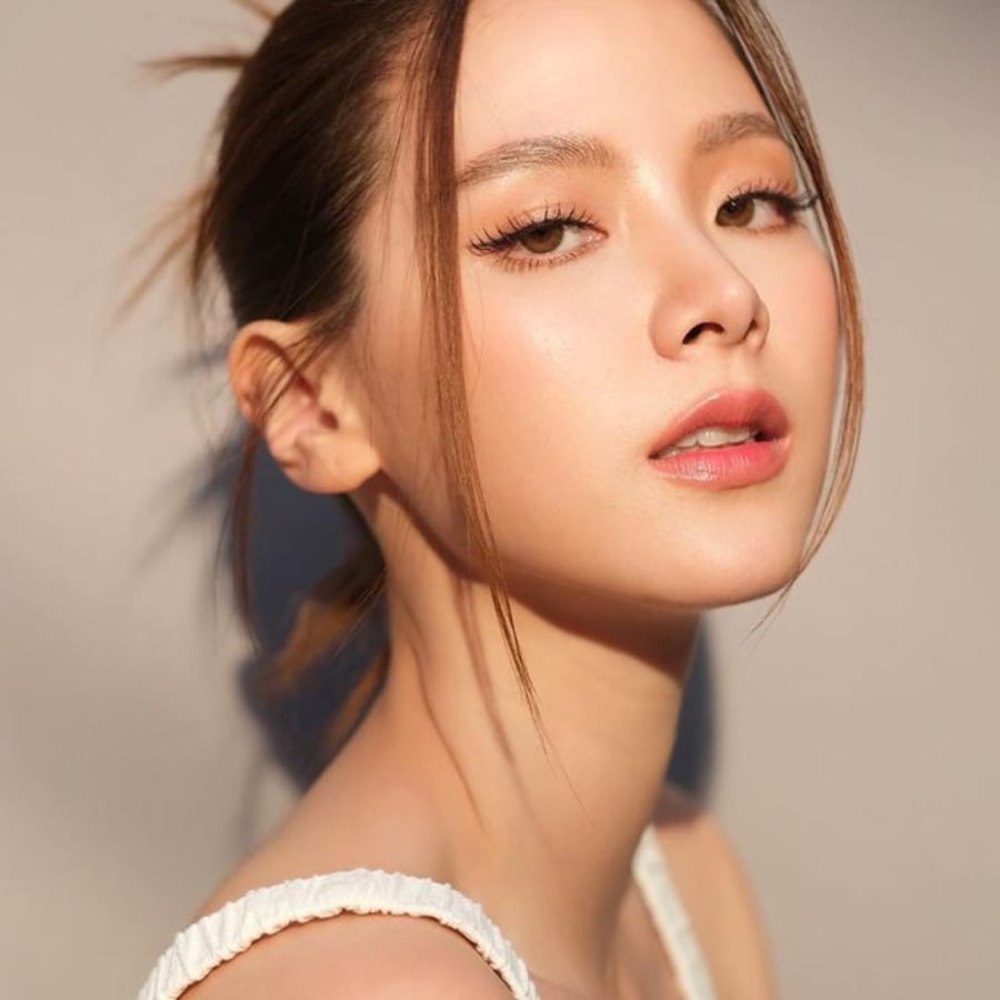 Bên cạnh các hoạt chất chống lão hóa, việc dưỡng ẩm đều đặn giúp duy trì màng ẩm tự nhiên, ngăn ngừa tình trạng da khô căng và bong tróc.