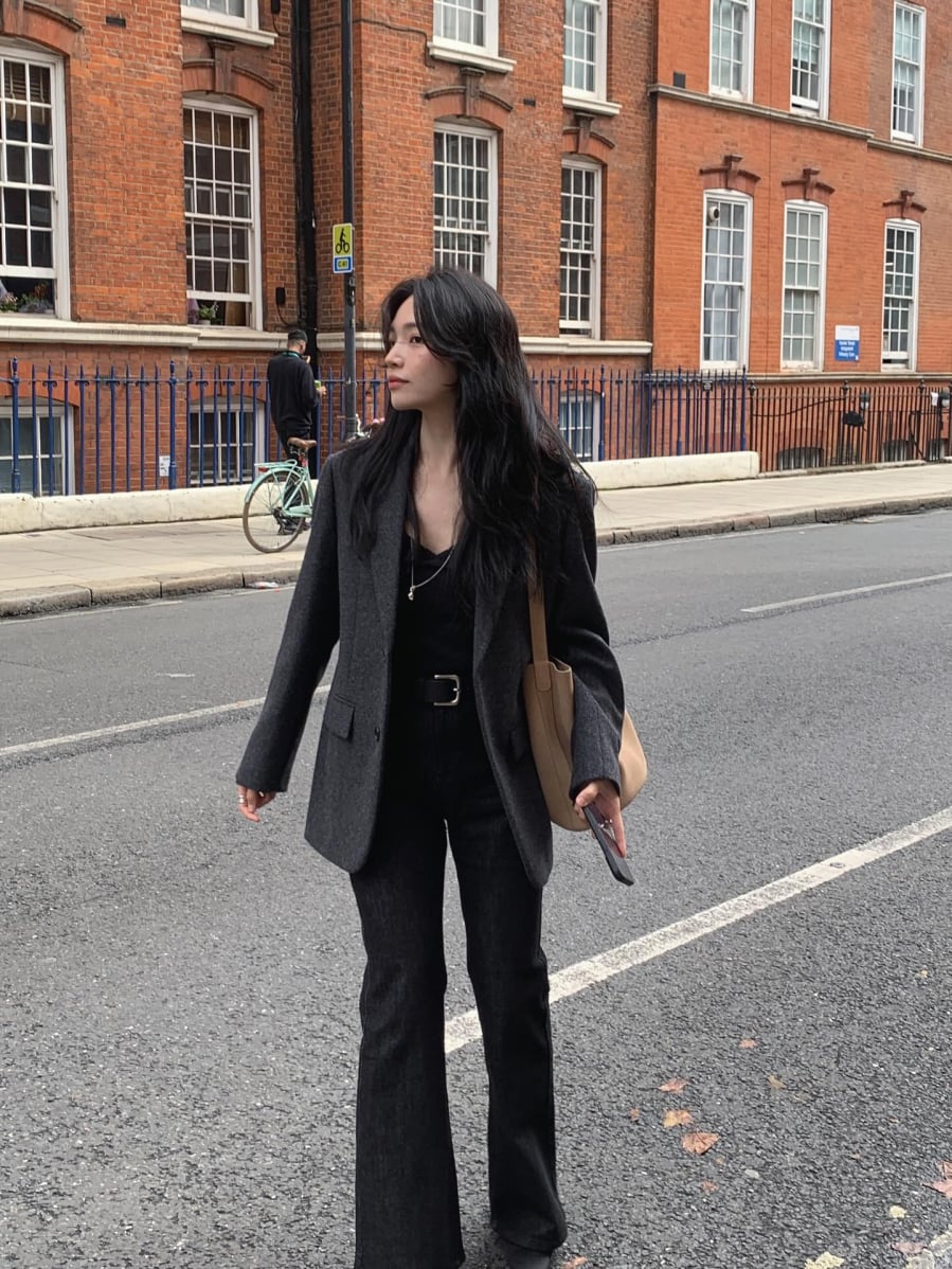 Nếu muốn tạo điểm nhấn, có thể chọn những thiết kế nhẹ nhàng như khoét eo tinh tế, cổ vuông hoặc phần vai cấu trúc.