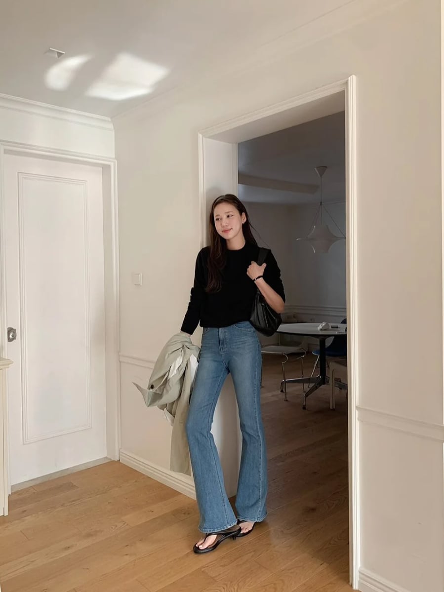 Sự kết hợp giữa đen và denim luôn mang lại hiệu ứng trẻ trung và dễ chịu