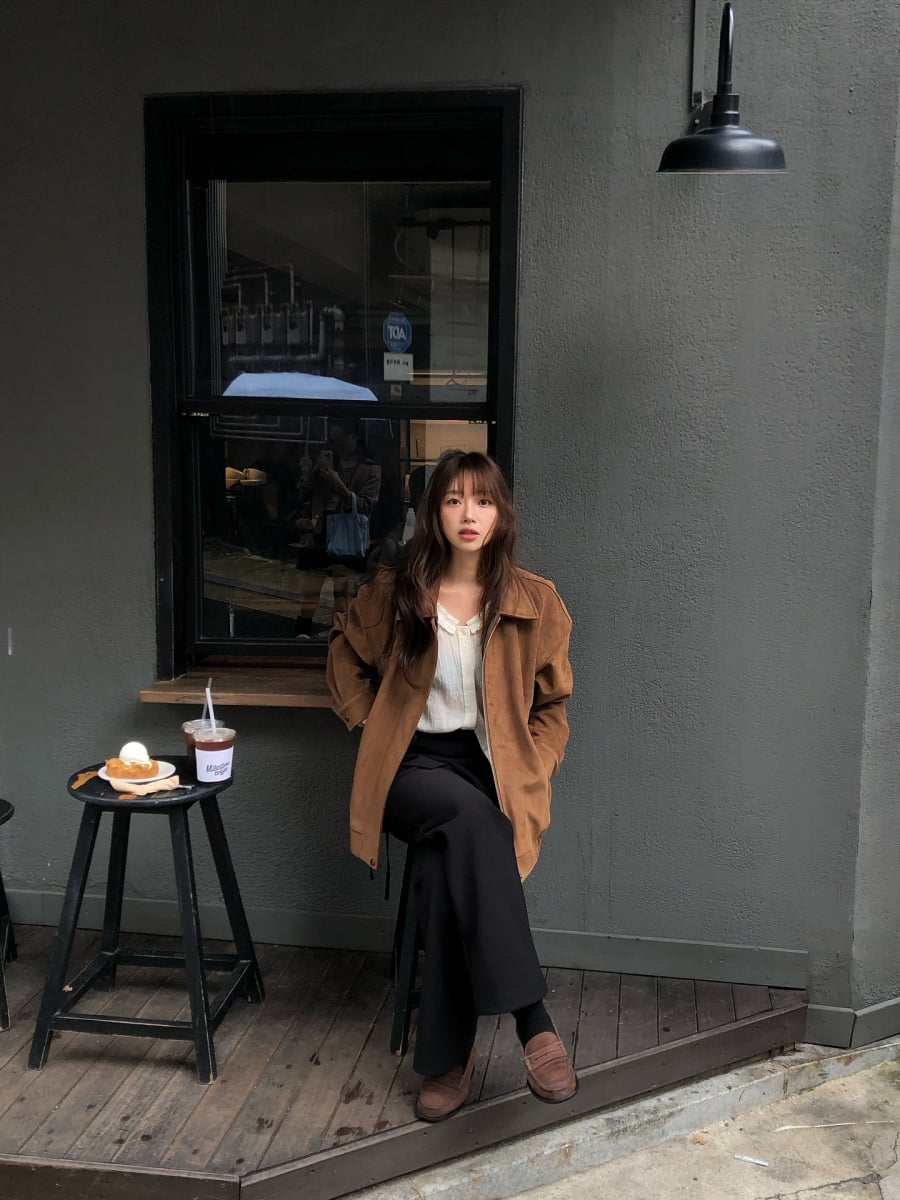 Chỉ cần áo trắng phối quần đen là tổng thể đã đủ chỉn chu mà không cần nhiều phụ kiện