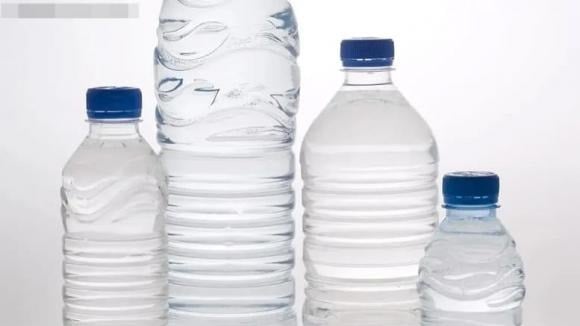 Một số nghiên cứu cho thấy uống trên 1.500 ml nước khoáng kiềm nhẹ mỗi ngày có thể cải thiện đáng kể hiệu quả thải trừ axit uric, khiến đây trở thành lựa chọn tốt cho những người có nồng độ axit uric cao.