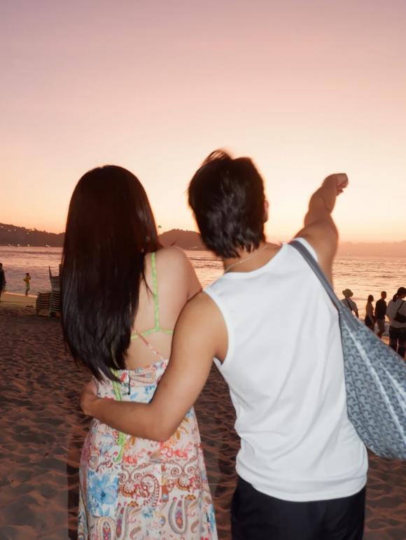 Fan hóng ngày cặp đôi công khai.    