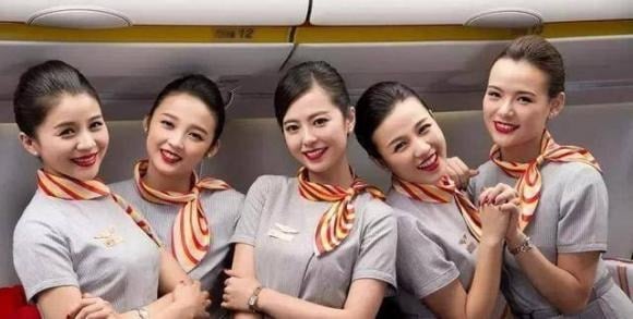 Trước hết, giờ bay của tiếp viên không cố định, đôi khi có chuyến bị hoãn hoặc thay đổi, buộc họ phải điều chỉnh lịch làm việc linh hoạt để phù hợp với giờ cất cánh.