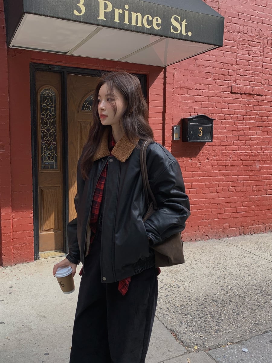  Chất liệu như chiffon, lụa hay len mỏng tạo độ rủ nhẹ, giúp trang phục mềm mại và tạo chuyển động đẹp khi di chuyển.