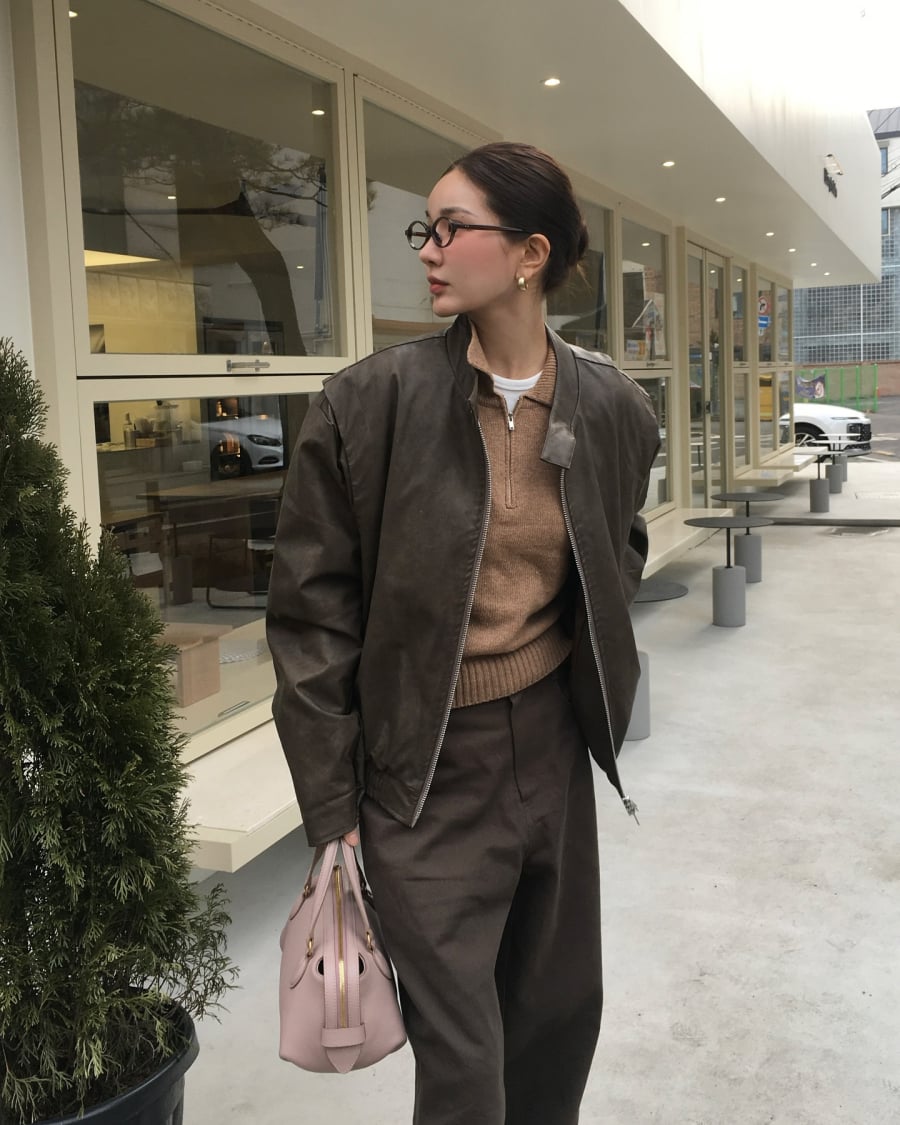 Những chiếc áo khoác tối giản luôn là “vũ khí” nâng cấp diện mạo nhanh chóng mà không cần quá nhiều phụ kiện.