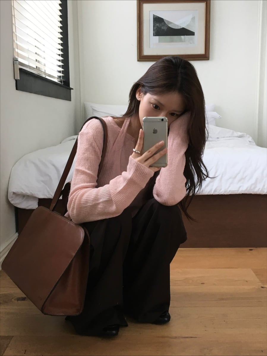 Sự kết hợp giữa áo pastel và quần tối màu tạo nên hiệu ứng chuyển tông nhẹ nhàng nhưng đầy sang trọng.