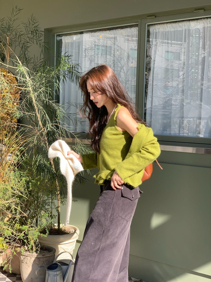 Đối với những ai yêu thích sự nổi bật, áo màu rực rỡ là lựa chọn không thể bỏ qua khi phối cùng quần tối màu.