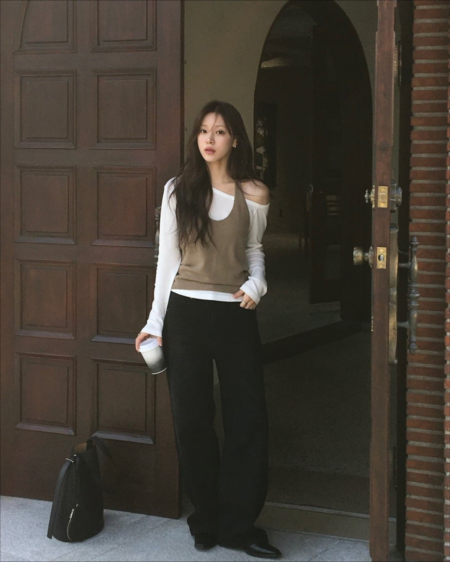 Dù là sơ mi trắng phom cổ điển, áo phông trơn, áo kiểu tay bồng hay crop top, tất cả đều mang lại cảm giác hài hòa và phù hợp nhiều phong cách khác nhau.