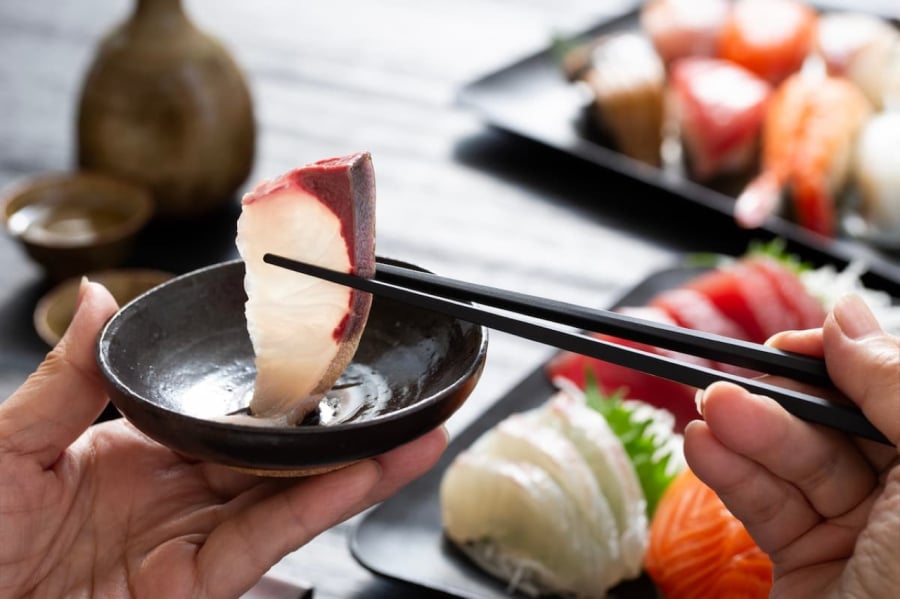 Ăn cá sống có thể giúp giảm viêm khắp cơ thể, cải thiện sức khỏe tim mạch, tăng cường khả năng miễn dịch và thậm chí giảm mức độ căng thẳng.