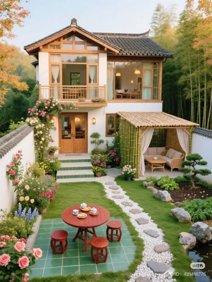 Lối vào nhà và phía ngay cửa nhà có cây xanh giúp làm dịu không khí và cải thiện phong thuỷ