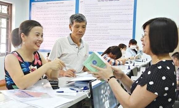 Đối với người lao động đang tham gia BHXH bắt buộc, sau khi nghỉ việc nếu muốn nhận BHXH một lần, cần phải chờ đủ 1 năm kể từ thời điểm ngừng đóng và chưa đủ 20 năm tham gia BHXH.    