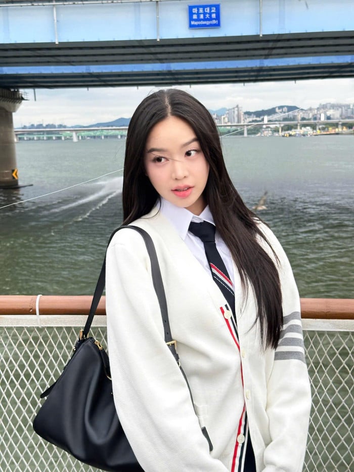 Một làn da mịn và ngậm nước giúp lớp nền bám chắc hơn, hạn chế tình trạng mốc nền hoặc loang màu giữa ngày.