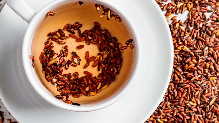 Bạn có thể uống nước gạo lứt rang vào các thời điểm khác nhau trong nhà.