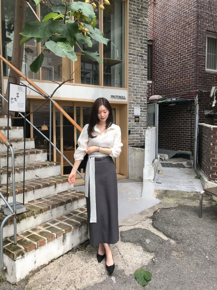 Sự linh hoạt của chân váy suông nằm ở khả năng phối đồ đa dạng. 