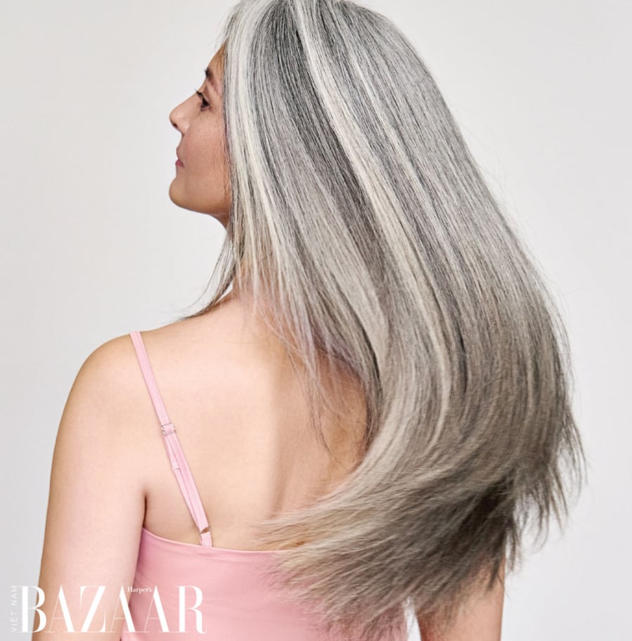  Sợi tóc bạc vốn mỏng manh hơn tóc có sắc tố nên dễ bị tổn thương, đặc biệt khi tiếp xúc với nắng gắt hoặc hóa chất tạo kiểu.