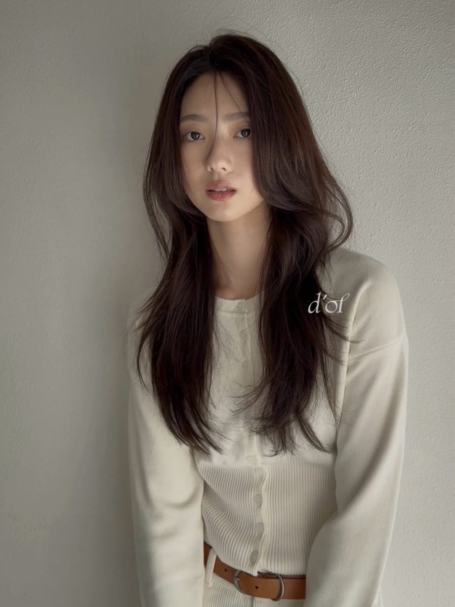 Chỉ cần sấy nhẹ ở phần chân để tạo độ phồng cùng việc duy trì độ ẩm cho tóc là đã có ngay diện mạo chỉn chu, phù hợp từ môi trường công sở đến những buổi gặp gỡ.