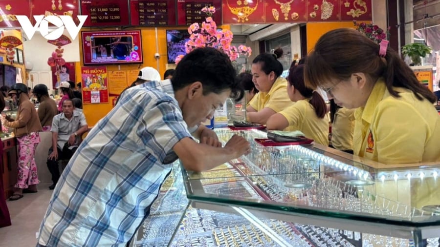 DOJI cũng điều chỉnh tăng tương ứng, đưa giá vàng lên 152,9 – 154,9 triệu đồng/lượng, tăng 700.000 đồng/lượng so với đầu phiên.    