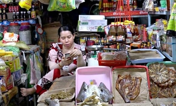 Bà Liên hướng dẫn thêm, chủ kinh doanh cần tổng hợp toàn bộ thu nhập để kê khai trên tờ khai thuế. 