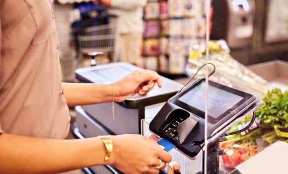 Tại sự kiện, anh A., một chủ cửa hàng, đặt câu hỏi: “Hiện nay, tôi buôn bán tại cửa hàng quá ế ẩm và muốn ngừng kinh doanh tại chỗ, chuyển sang bán hàng online. Vậy tôi có cần kê khai thuế giống như khi kinh doanh tại cửa hàng không?”