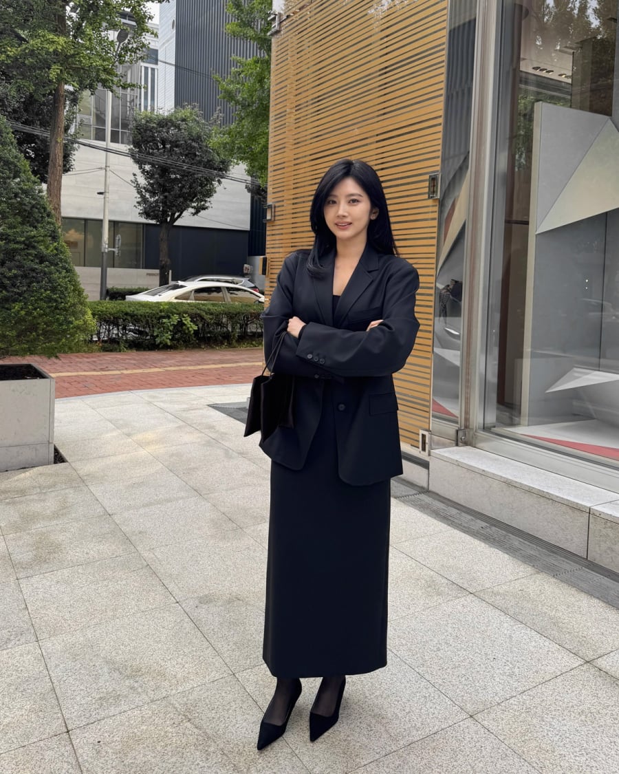 Nhắc đến thời trang văn phòng, áo blazer gần như là biểu tượng mặc định