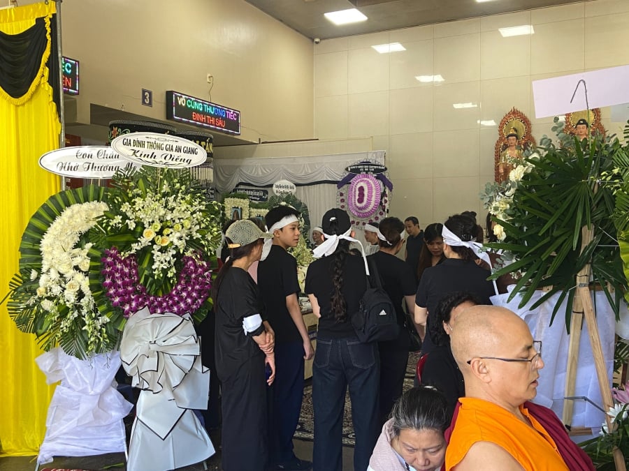 Ngôi nhà chỉ có một lối thoát trực tiếp ra ngoài, lại được khóa bằng cửa cuốn kiên cố, gây trở ngại lớn cho lực lượng chức năng khi phá dỡ, tiếp cận để chữa cháy và tìm kiếm nạn nhân.    