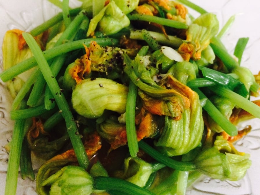 Hoàn thành món bông bó xào tỏi hẫm dẫn thơm ngon