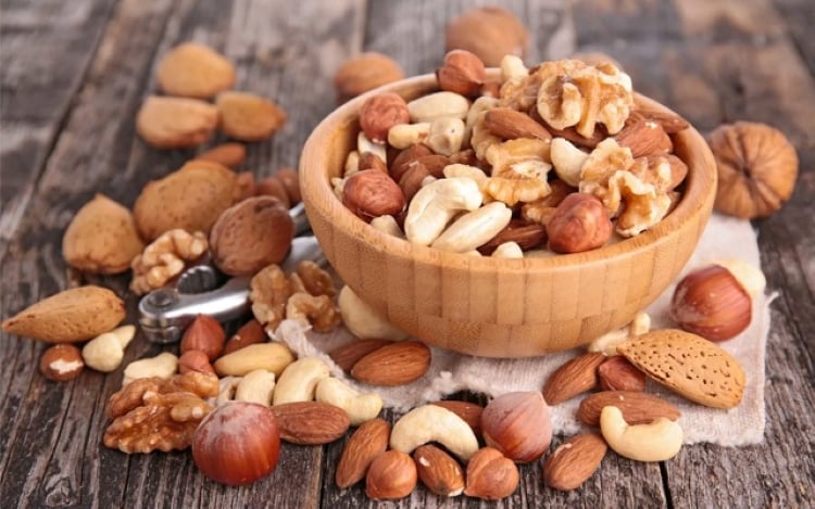 Ăn các loại hạt như óc chó, hạnh nhân, hạt điều, hạt bí... giúp hỗ trợ trí nhớ và điều hòa cảm xúc