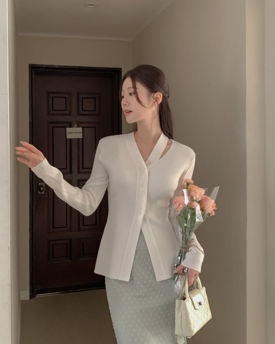 Giữa những ngày trời se lạnh, áo len cổ chữ V trở thành món đồ vừa ấm áp vừa thanh lịch.