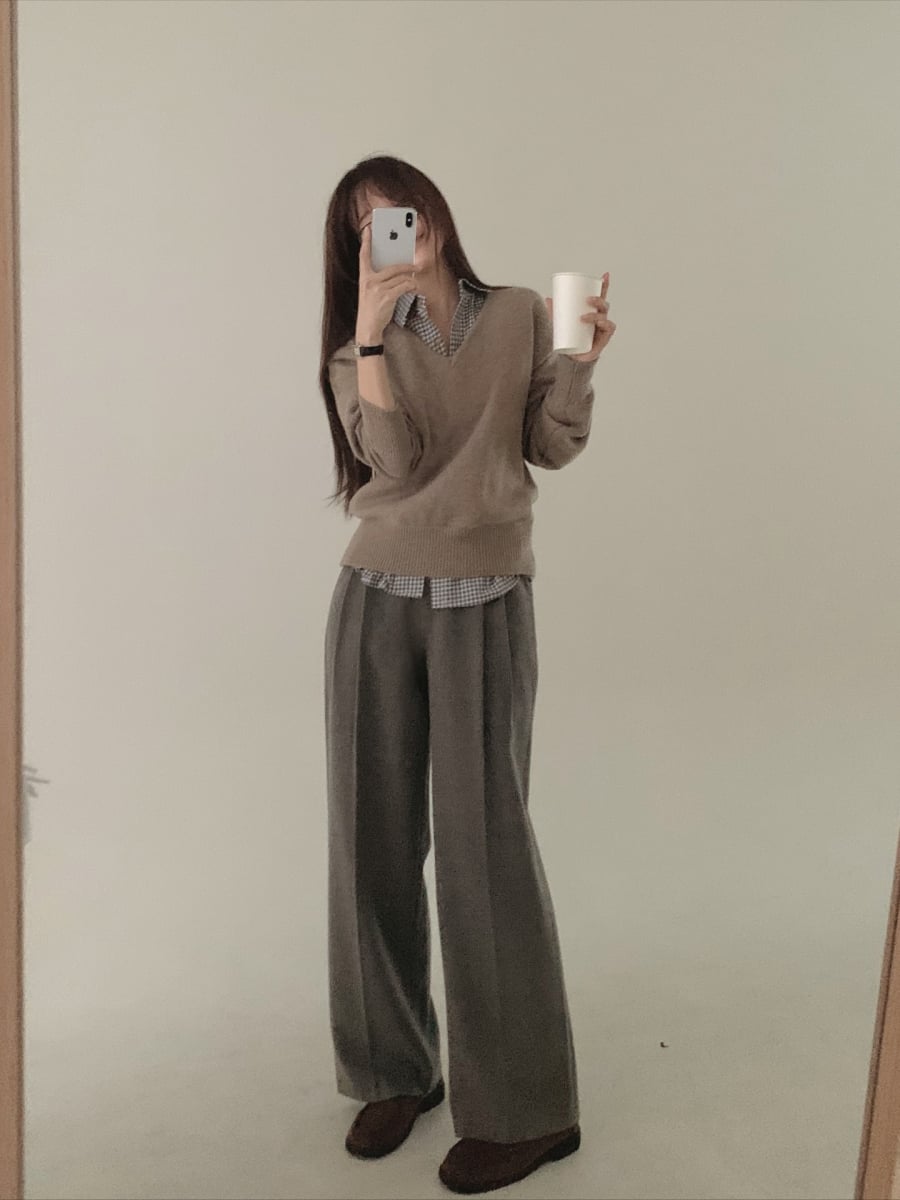 Quần âu ly giữa được xem là món đồ không thể thiếu trong tủ đồ của dân công sở. 