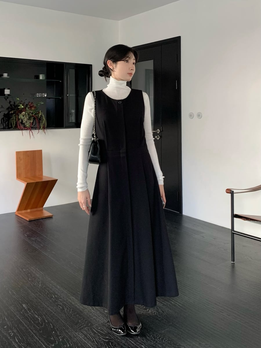 Váy dài nhấn eo là lựa chọn lý tưởng cho những ai muốn vẻ ngoài vừa mềm mại vừa phù hợp môi trường công sở. 