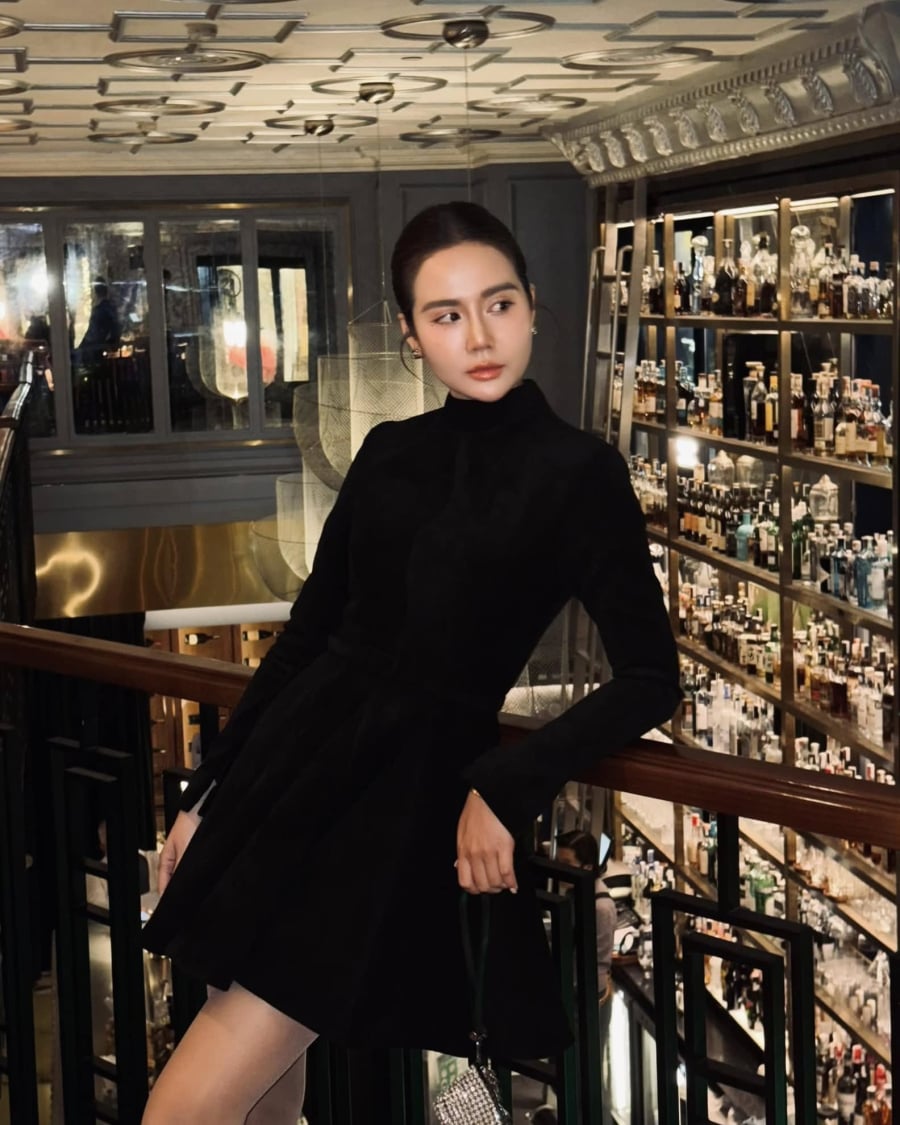 Thiết kế mang đến sự sang trọng pha chút ngọt ngào, nhất là khi kết hợp với kiểu tóc búi gọn và phụ kiện nhỏ xinh.