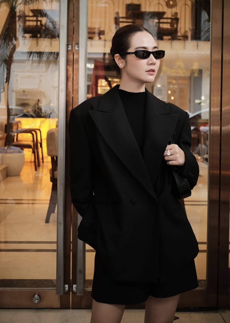 Vẫn là blazer nhưng khi đi cùng áo trơn màu và quần short đồng tông, cô mang đến hình ảnh trẻ trung, hiện đại và đầy khí chất. 