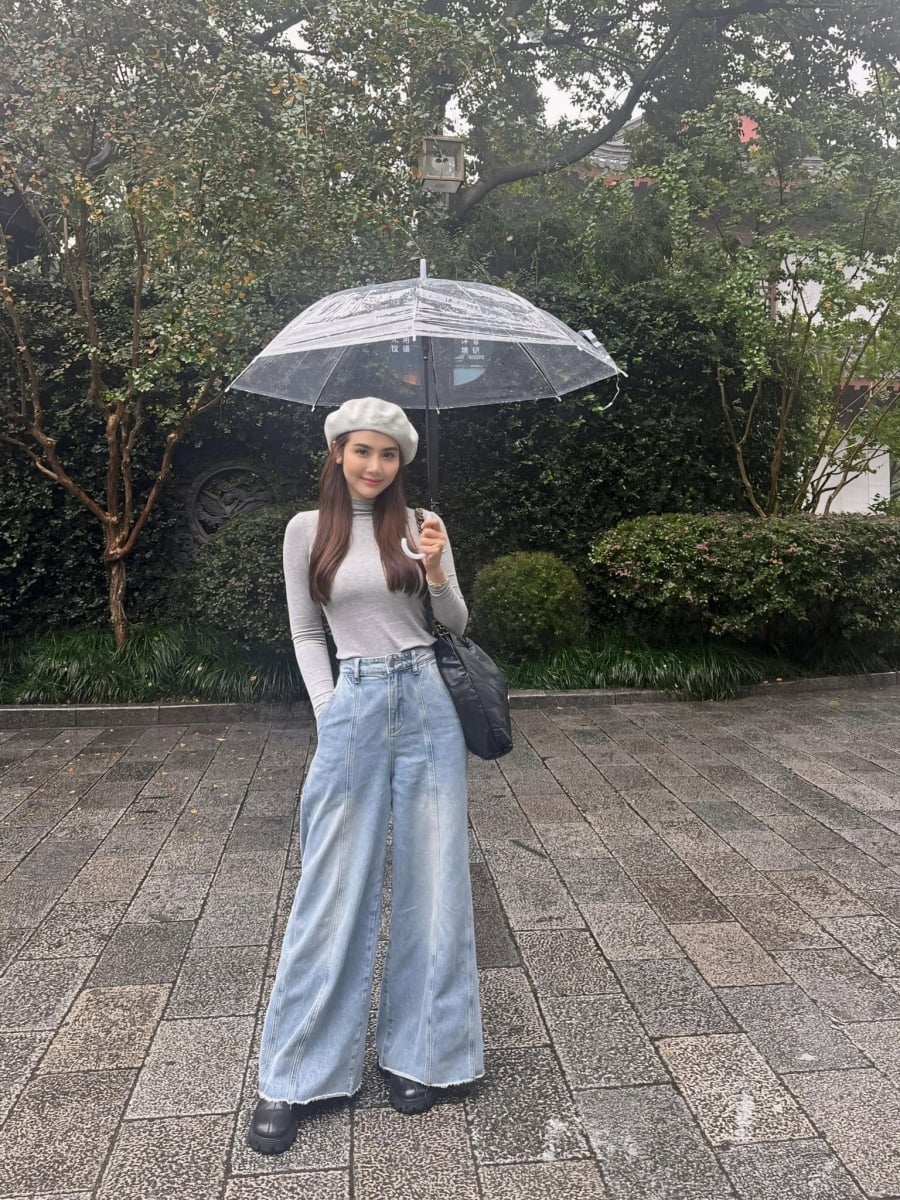 Cách phối này cũng giúp cô trông năng động hơn nhưng vẫn giữ được tinh thần sang nhẹ nhàng vốn là đặc trưng.