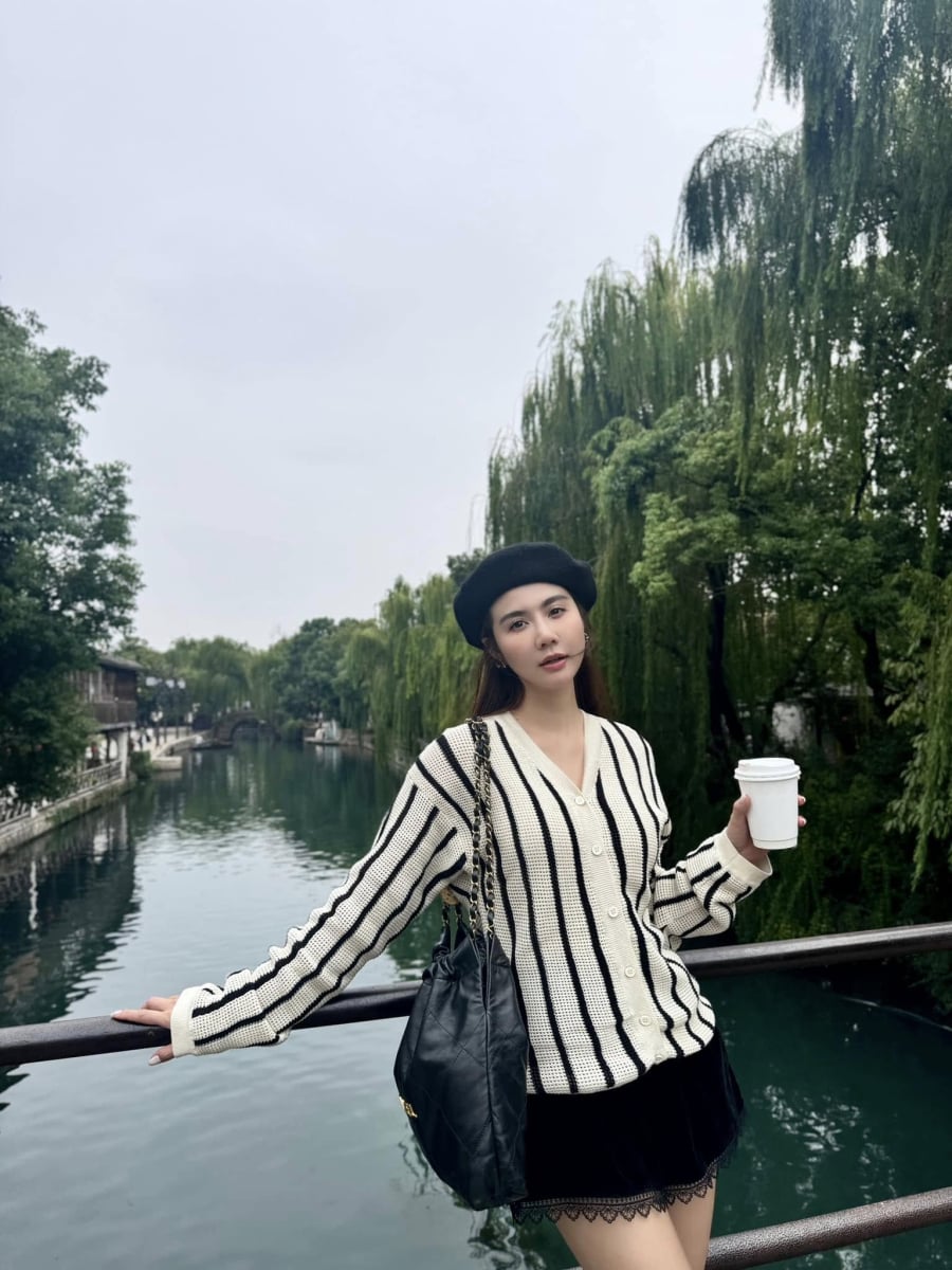 Chiếc mũ nồi tô điểm thêm nét ngọt ngào, khiến tổng thể trở nên duyên dáng hơn.