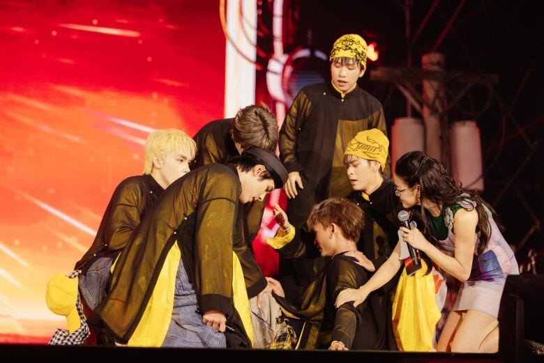 Nhóm Tân binh thăng cấp chiến thắng ở phần thi dance với tiết mục đậm bản sắc văn hóa Việt.    