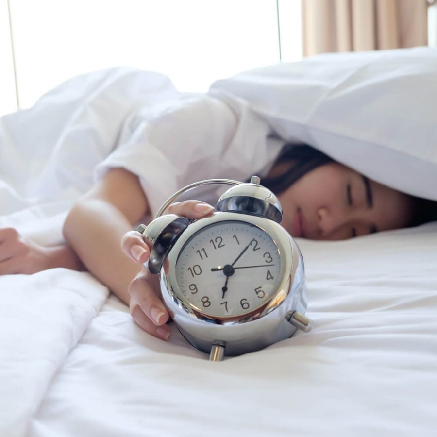 Đừng bật dậy ngay khi nghe chuông báo để tránh gây phản ứng đột ngột cho cơ thể